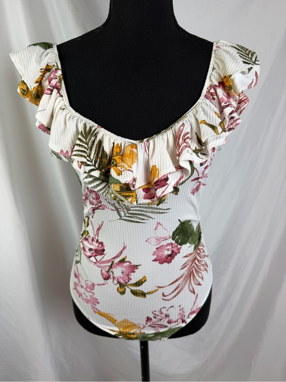 ASTR the Label Floral Ruffle Top Ribbed Stretch Romantic Boho Bodysuit Small - Picture 4 of 13